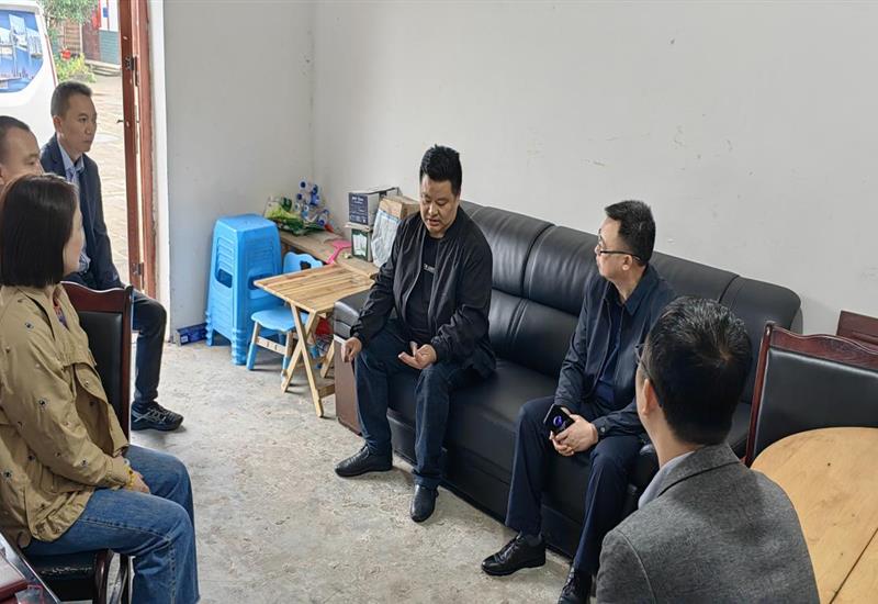 送温情、暖人心，威廉希尔房产班子成员走访慰问驻村工作队员_800-550